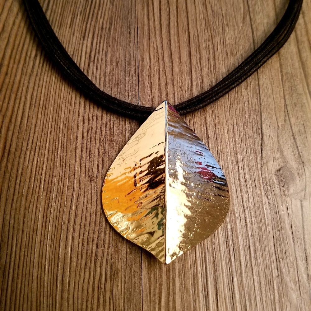 3 Stringed Necklace with Goldtoned Leaf